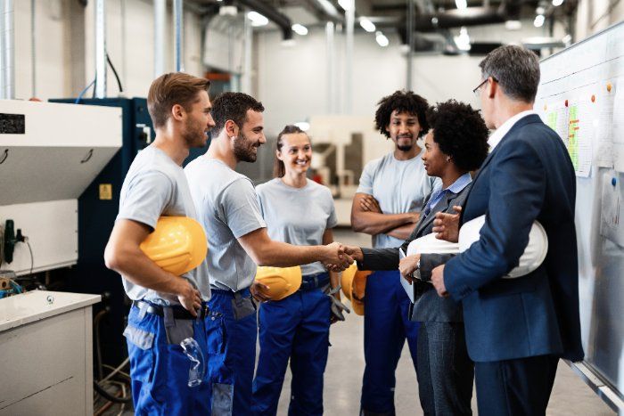 Equipe da Tecpet reunida no armazém
